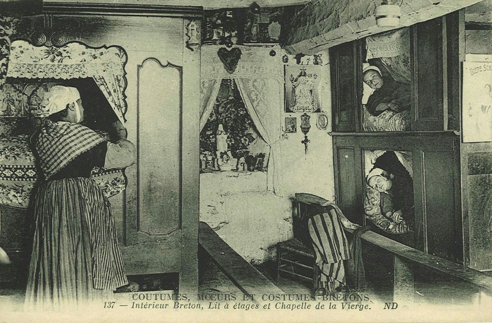 Intérieur Breton Lit à étages et Chapelle de la Vierge