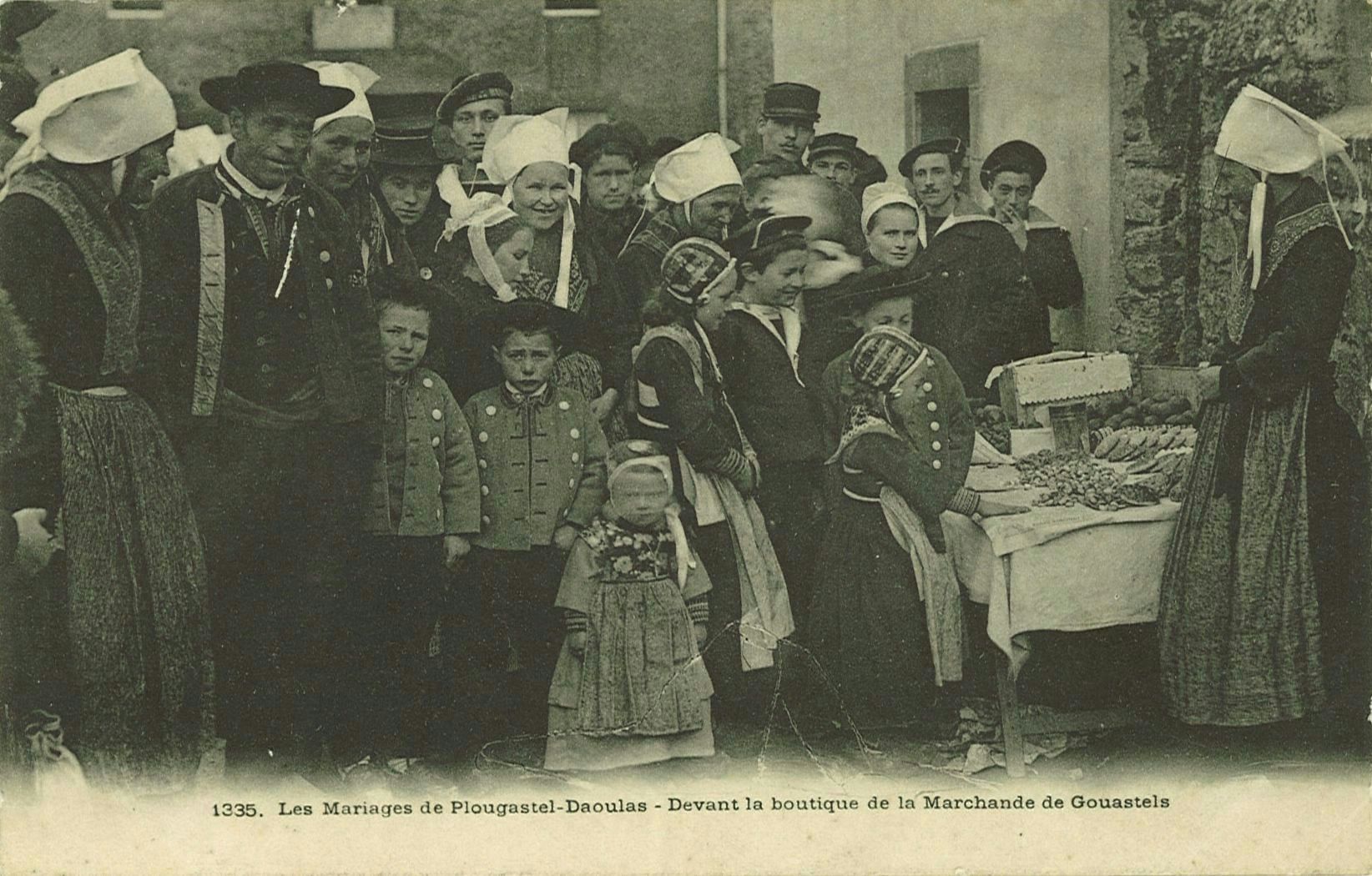 Les Mariages de Plougastel-Daoulas - Devant la boutique de la Marchande de Gouastels