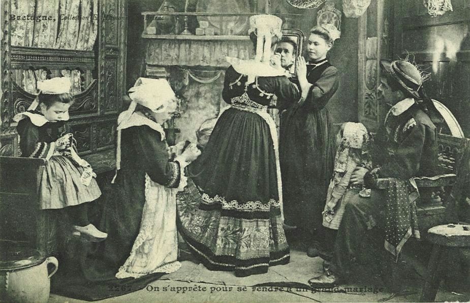 On s'apprête pour se rendre à un grand mariage