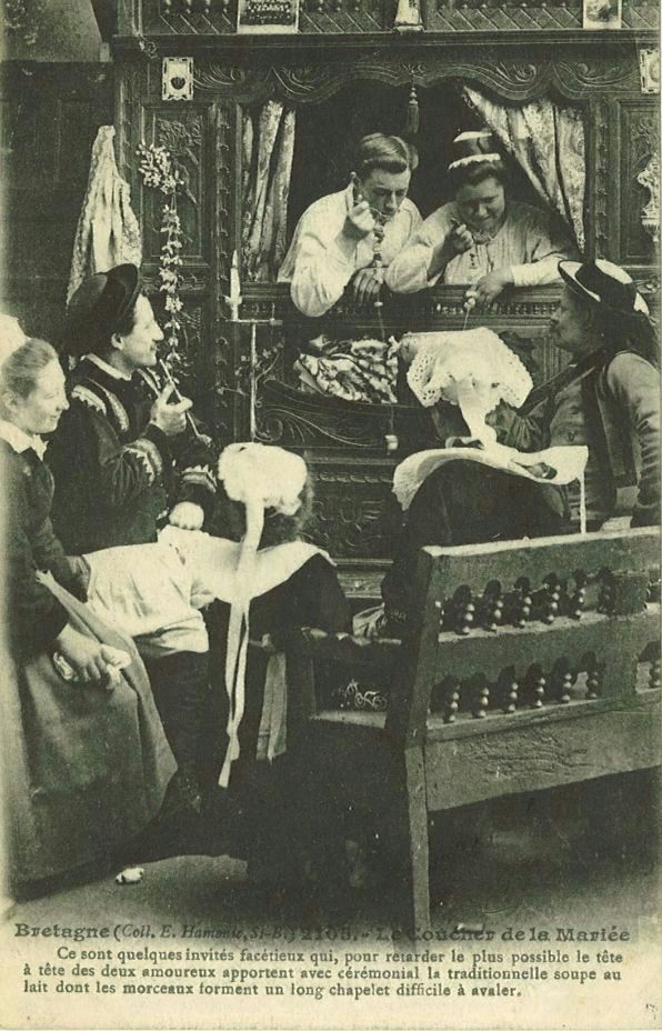 Ce sont quelques invités facétieux qui pour retarder le plus possible le tête à tête des deux amoureux apportent avec cérémonial la traditionnelle soupe au lait dont les morceaux forment un long chapelet difficile à avaler.