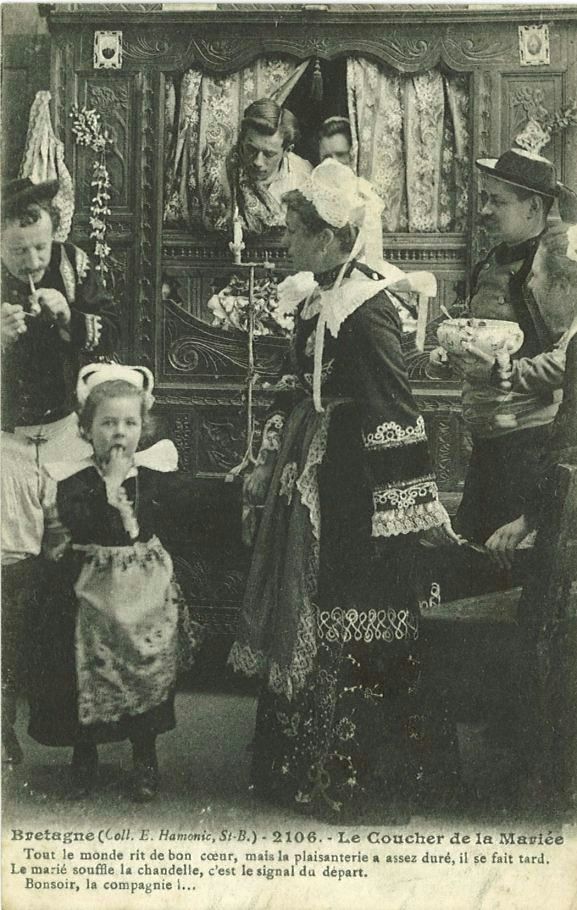 Tout le monde rit de bon coeur mais la plaisanterie a assez duré il se fait tard. Le marié souffle la chandelle c'est le signal du départ. Bonsoir la compagnie !...