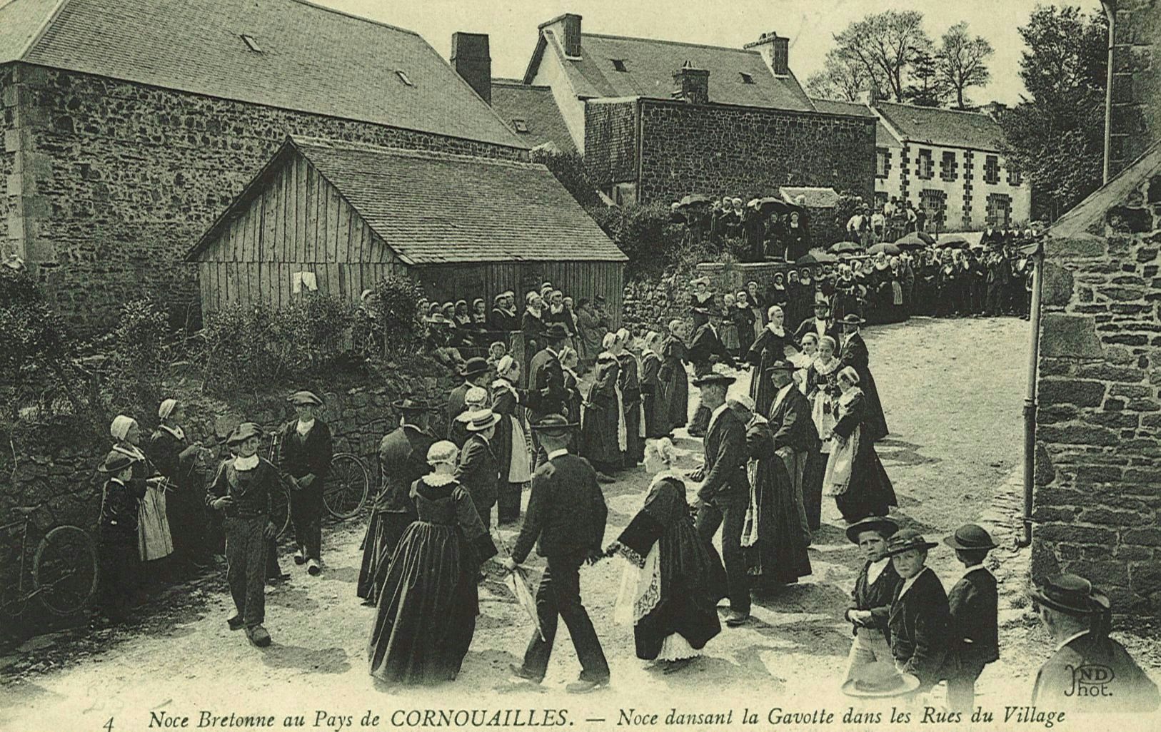 Noce dansant la Gavotte dans les Rues du Village