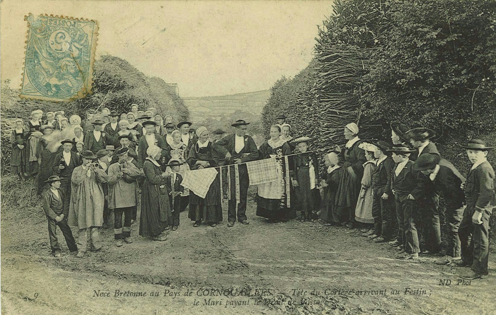 Tête du Cortège arrivant au Festin - le Mari payant le Droit de Passage