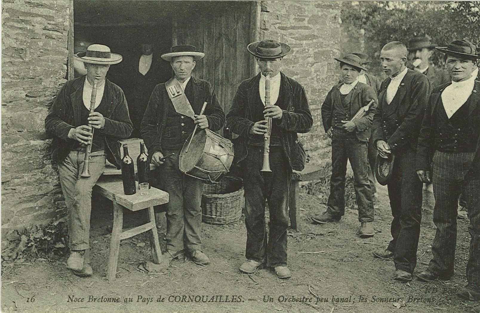 Un Orchestre peu banal - les Sonneurs Bretons