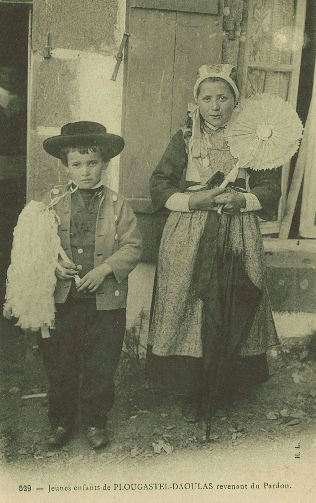 Jeunes enfants de Plougastel-Daoulas revenant du Pardon