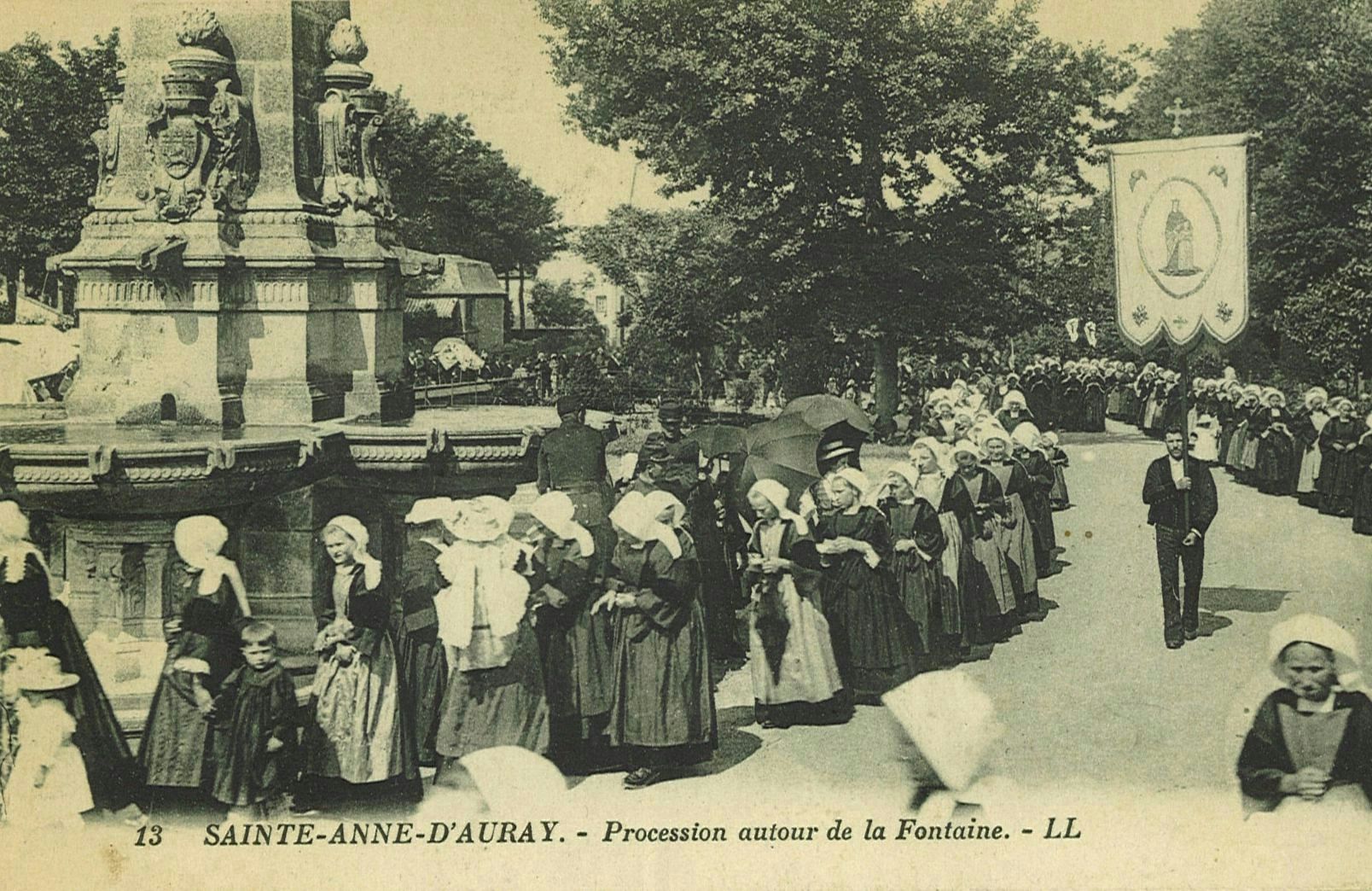 Procession autour de la Fontaine