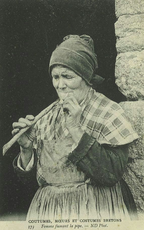 Femme fumant la pipe