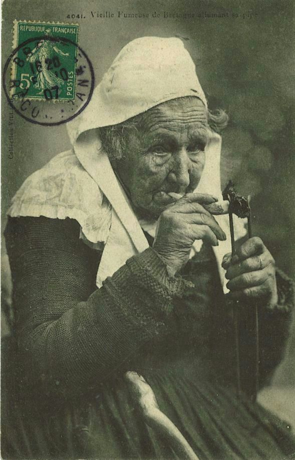 Vieille Fumeuse de Bretagne allumant sa pipe