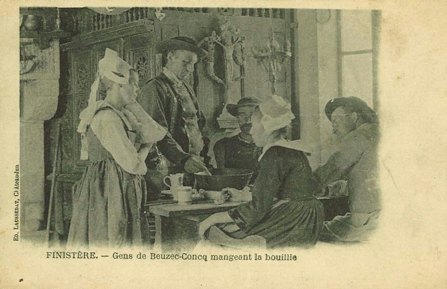 Gens de Beuzec-Concq mangeant la bouillie