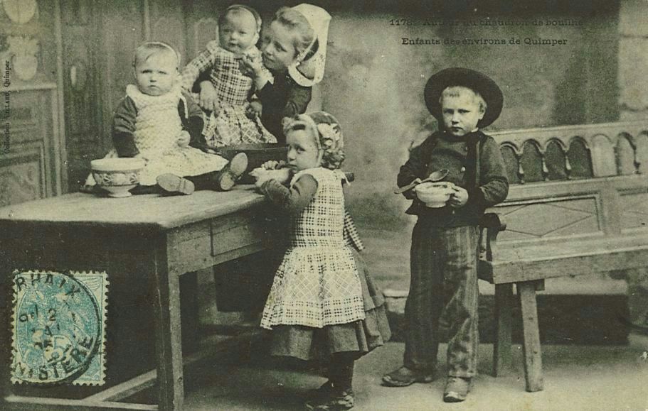 Autour du chaudron de bouillie - Enfants des environs de Quimper