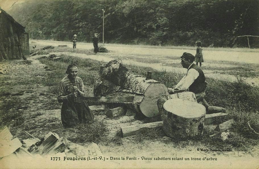 Dans la Forêt - Vieux sabotiers sciant un tronc d'arbre