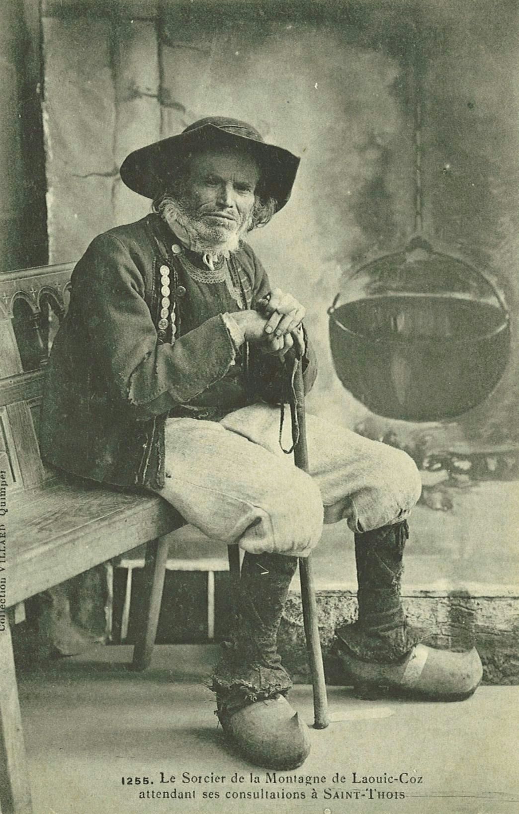 Le Sorcier de la Montagne de Laouic-Coz attendant ses consultations à Saint-Thois