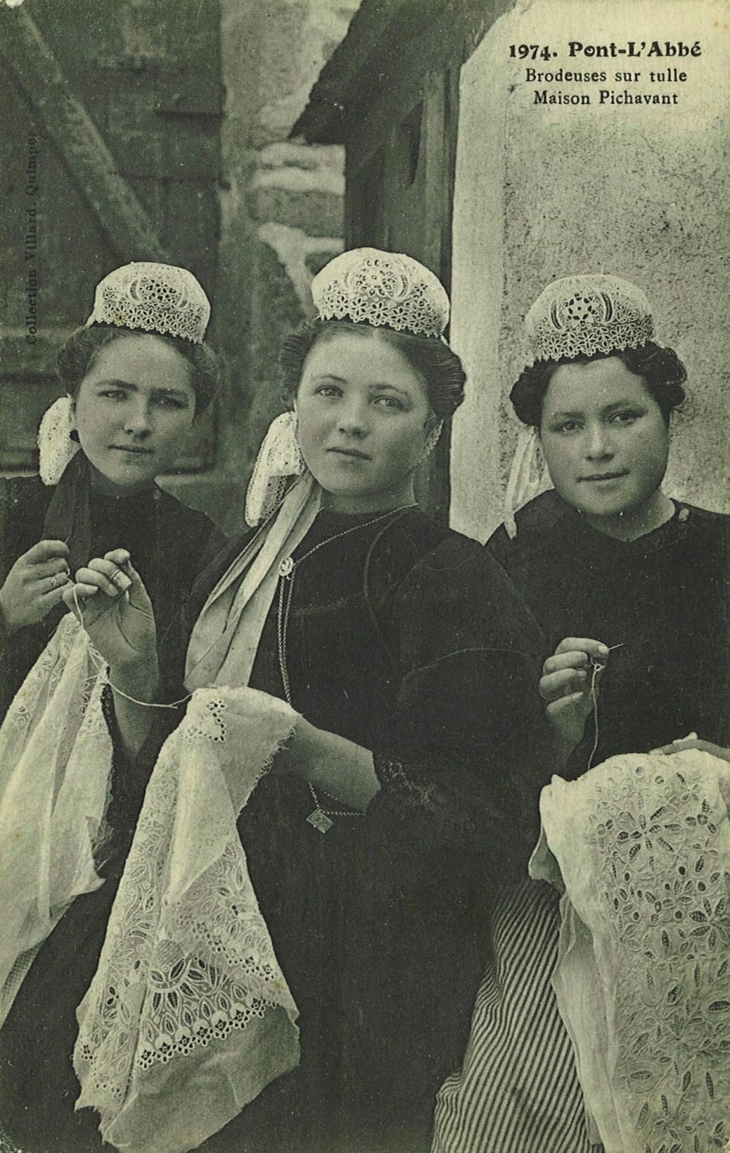 Brodeuses sur tulle - Maison Pichavant