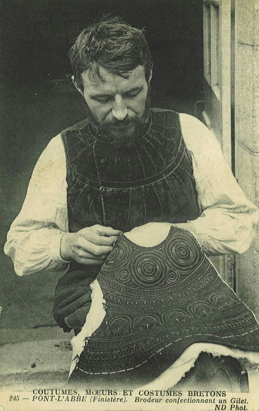 Brodeur confectionnant un Gilet