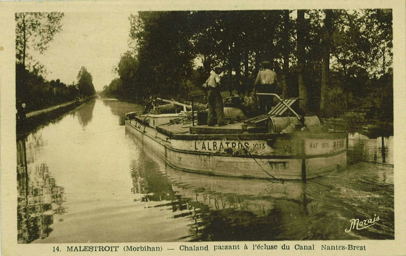 Chaland passant à l'écluse du Canal Nantes-Brest