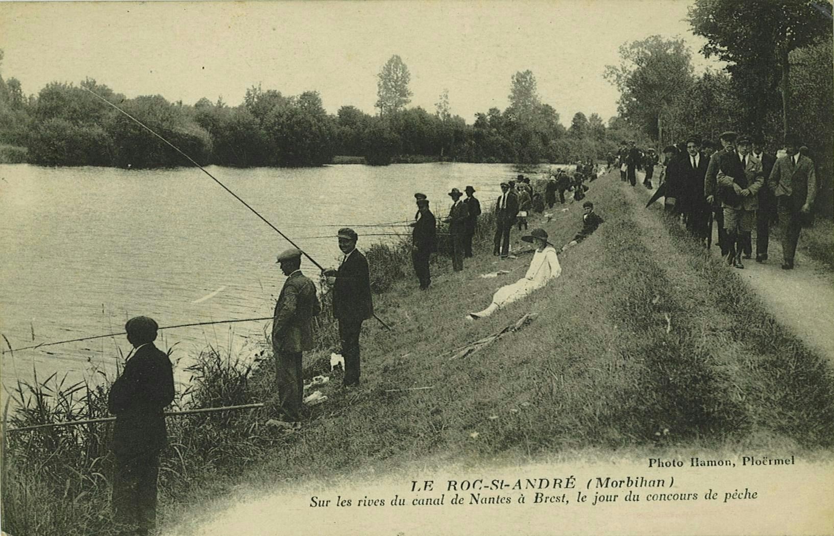Sur les rives du canal de Nantes à Brest le jour du concours de pêche