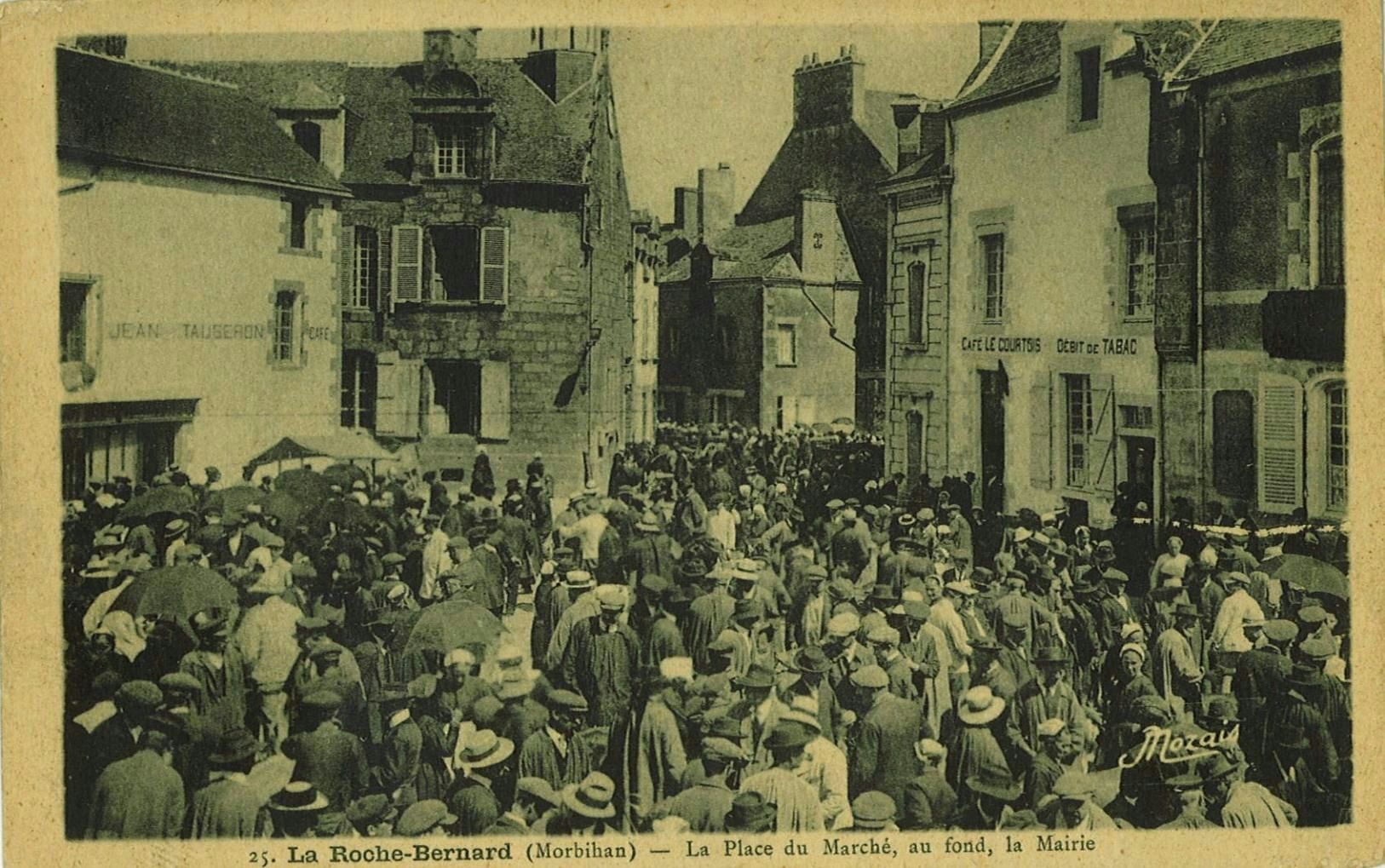 La Place du Marché, au fond, la Mairie
