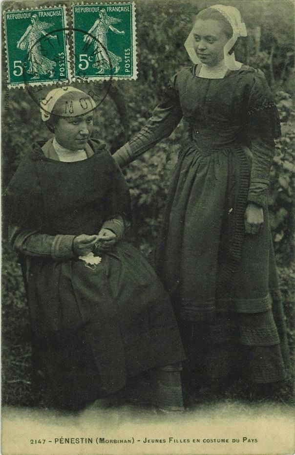 Jeunes Filles en costume du Pays