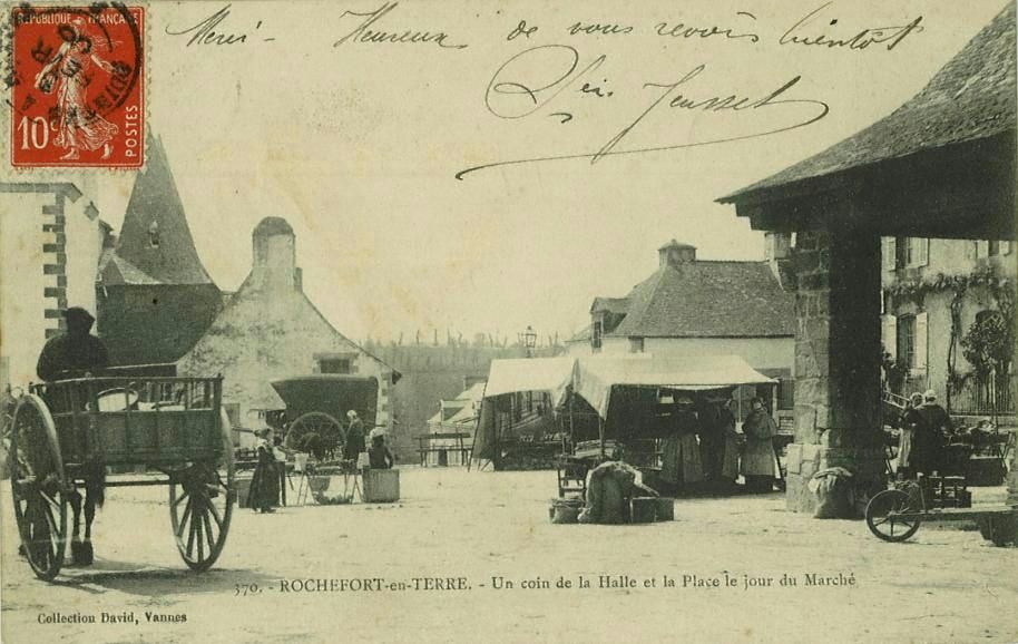 Un coin de la Halle et la Place le jour du Marché
