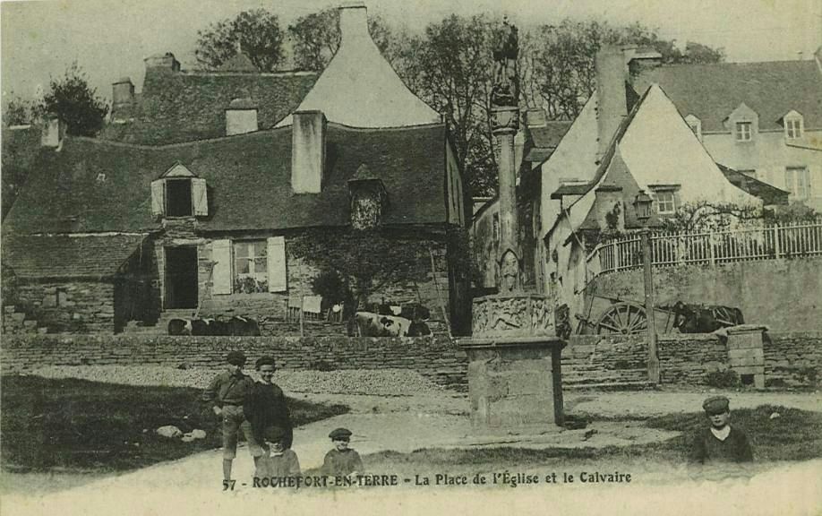 La Place de l'Eglise et le Calvaire
