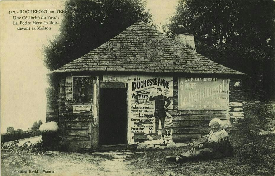 Une Célébrité du Pays : La Petite Mère de Bois devant sa Maison