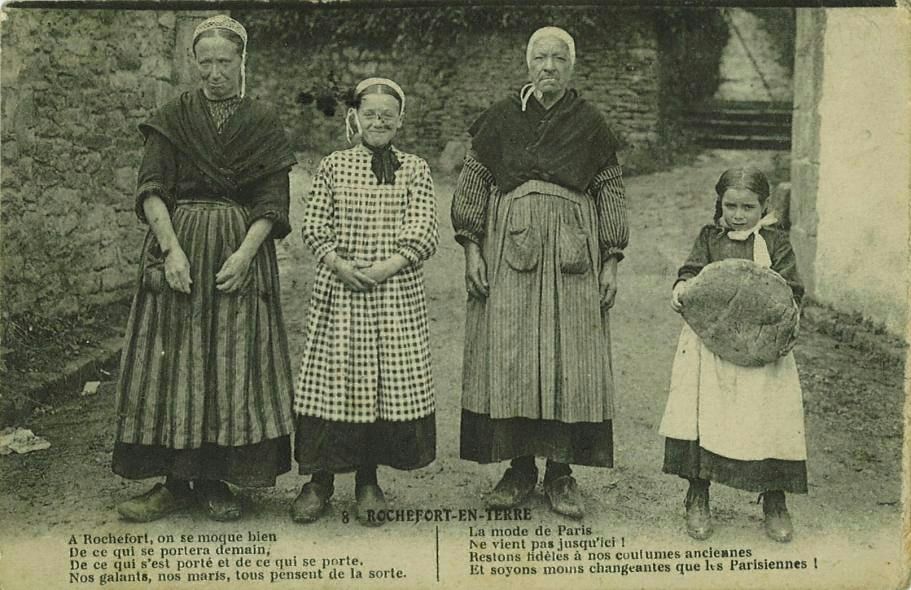 A Rochefort, on se moque bien de ce qui se portera demain de ce qui s'est porté et de ce qui se porte. Nos galants nos maris tous pensent de la sorte. La mode de Paris ne vient pas jusqu'ici ! Restons fidèles à nos coutumes anciennes et soyons moins changeantes que les Parisiennes !