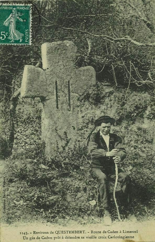Route de Caden à Limerzel Un gâs de Caden prêt à défendre sa vieille croix Carlovingienne