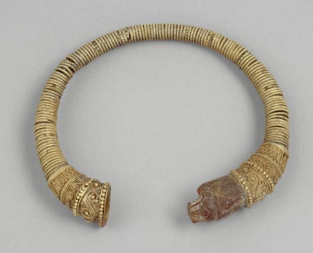 Bracelet terminé par une tête de félin