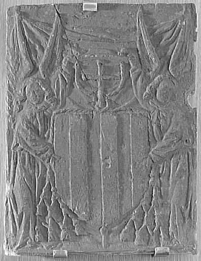 Eléménts du décor du château de Gaillon : Deux anges soutenant les armoiries du cardinal Georges Ier d'Amboise