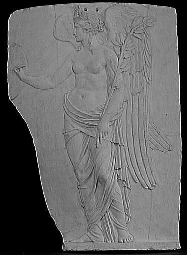 Victoire, de profil à gauche