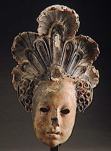 Masque féminin coiffé d'un atifet surmonté de plumes