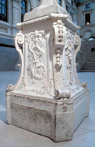 Piédestal orné de sculptures