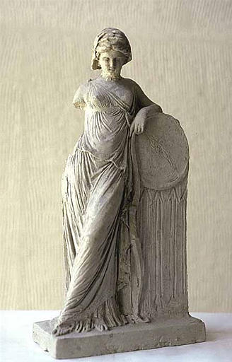 Jeune femme appuyée sur un cippe