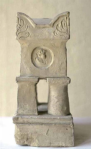 Sarcophage décoré de médaillons, de lacrymatoires et de chrismes (projet de tombeau)