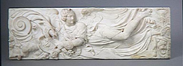 Victoire, les pieds tournés vers la droite, tenant le collier de l'ordre du Saint-Esprit