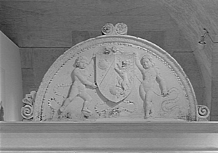 Fronton ; Deux amours accostant un écu portant les armoiries d'alliance d'Hélène de Chambes