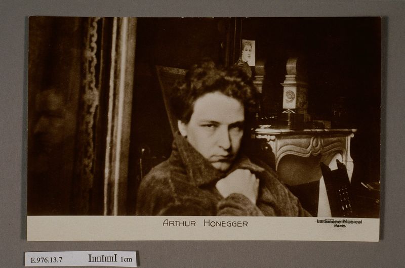 Arthur Honegger en robe de chambre