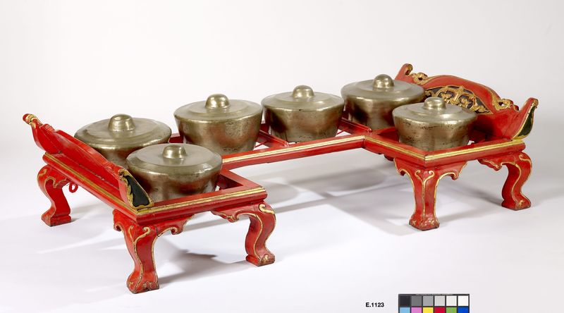 Gamelan : gongs bulbés sur châssis "jengglong" appelé "bonang ageng"