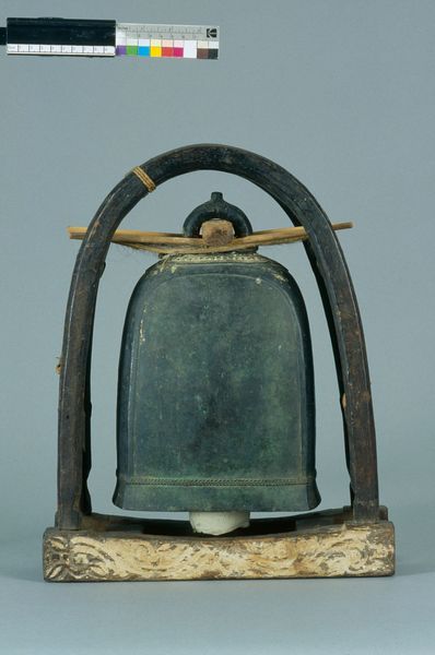 Cloche à battant interne