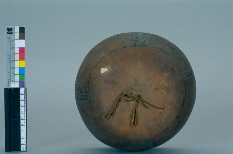 Résonateur en calebasse de cithare sur bâton