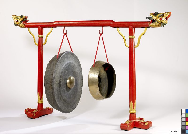 Gamelan : portique pour gong suspendu "kempul"