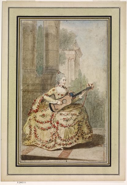 Portrait d'une jeune femme jouant de la guitare devant une colonnade