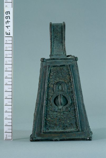 Cloche avec battant interne