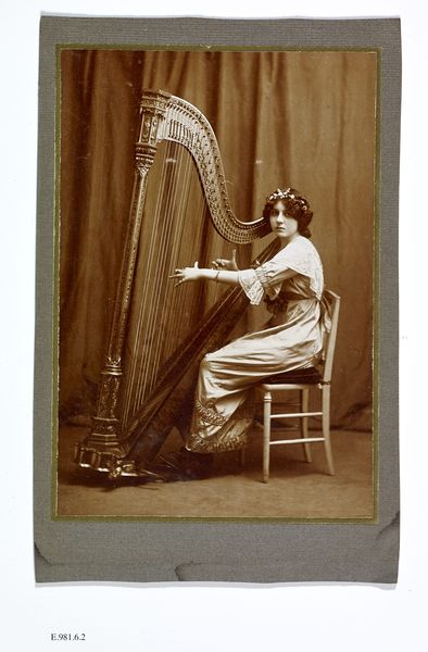 Portrait de Mme Marcotte jouant de la harpe