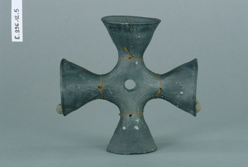 Cloche cruciforme à battants internes