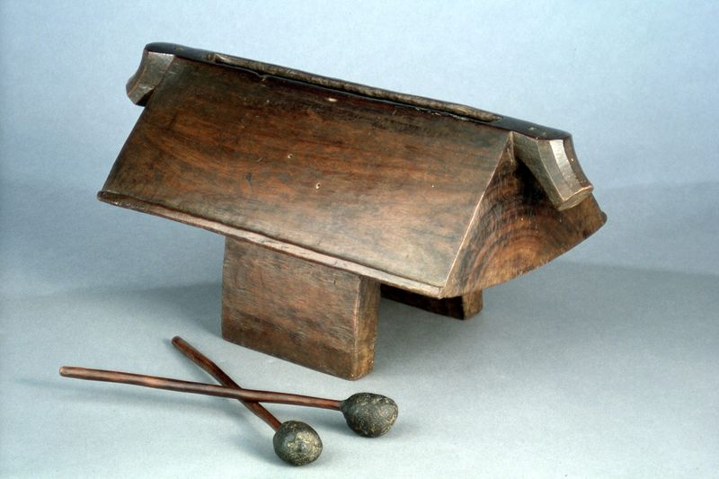 Tambour à fente "gugu" (ou "gulu")