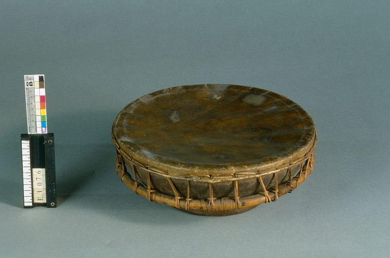 Tambour sur cadre type "induk (terbang)"