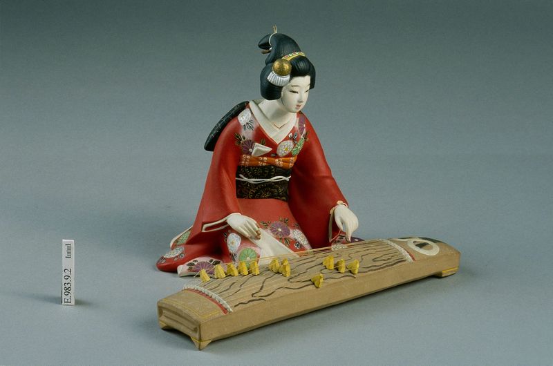 Musicienne japonaise jouant du koto