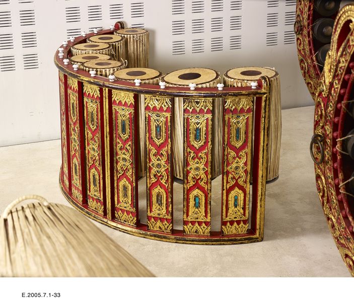Orchestre "piphat mon" : ensemble de 8 tambours sur un cadre semi-circulaire "poeng mong khok" : cadre semi-circulaire