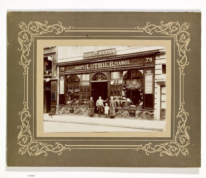 Devanture du magasin Alex(andre) Martin : harpes-luthier-pianos